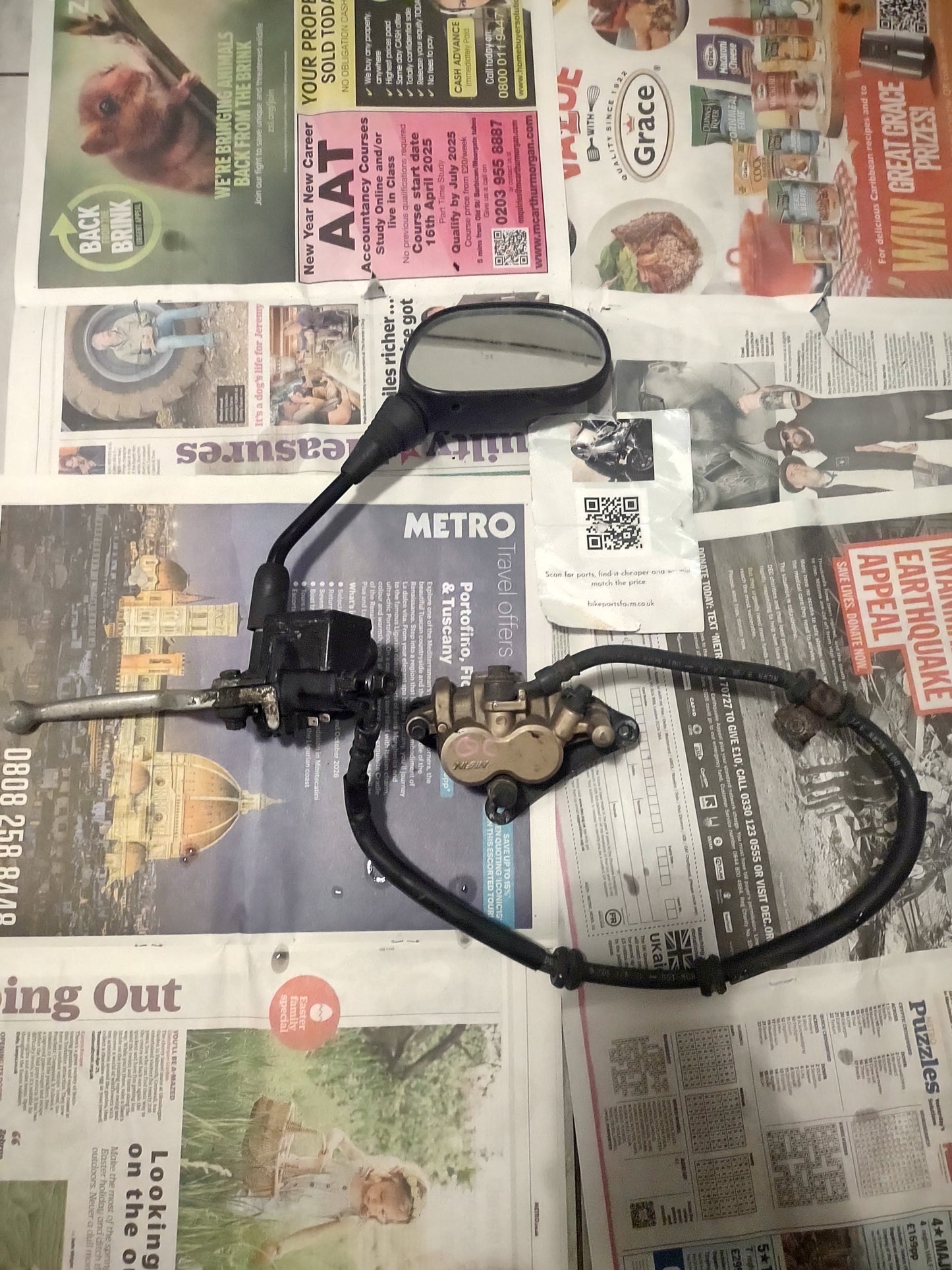 Honda CBR 125 R front caliper, grip and mirror