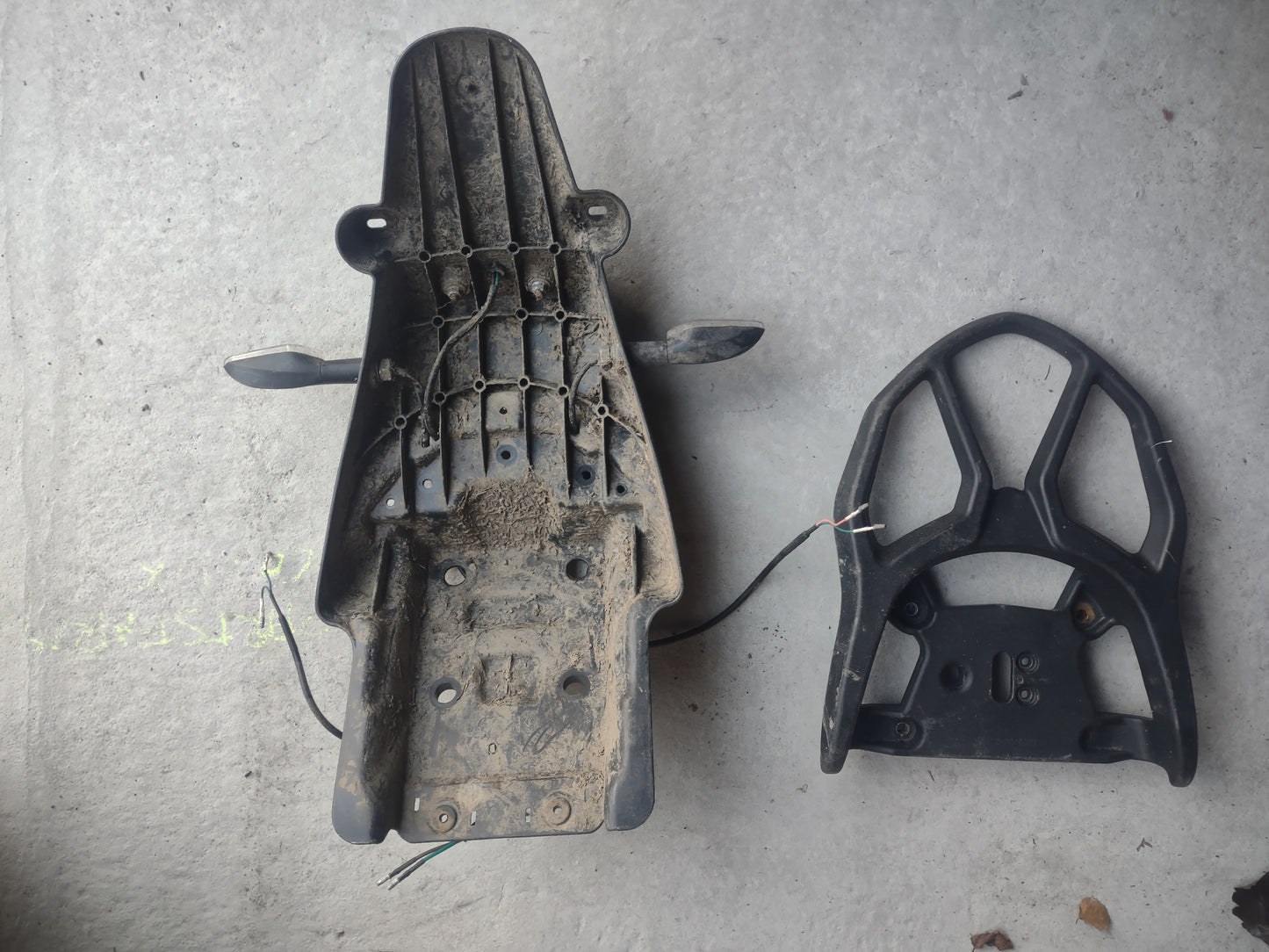 Zontes mantis 125 grab handle, side panels, rear lights (OEM)