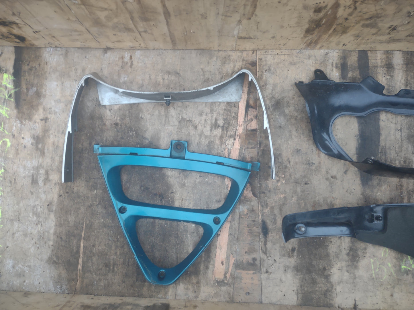 Kawasaki zzr600 nose cone, fairings, indicators, mounting bracket 1993 (OEM)