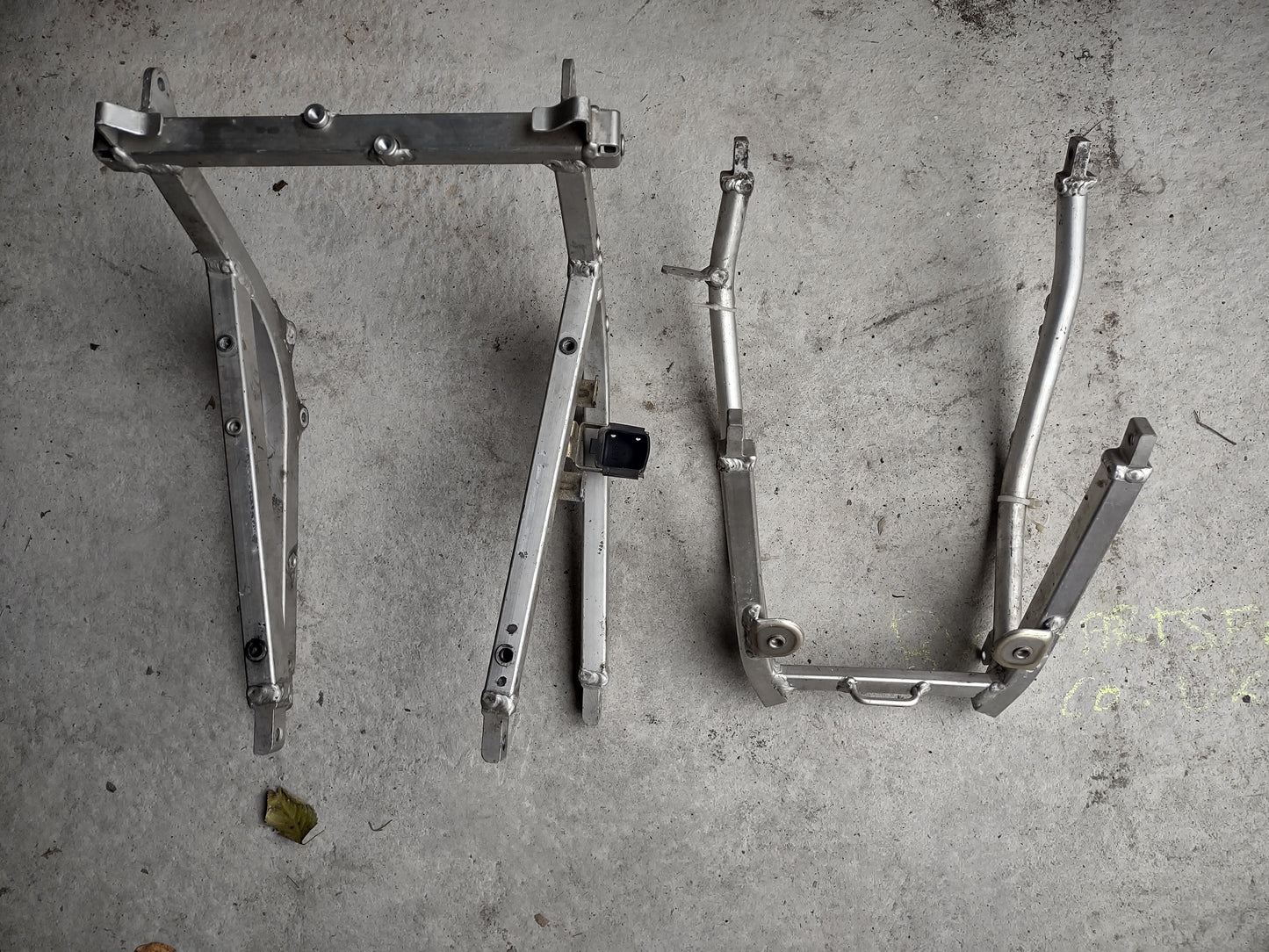 Suzuki gsxr 600 srad subframe front & rear pillion (OEM)
